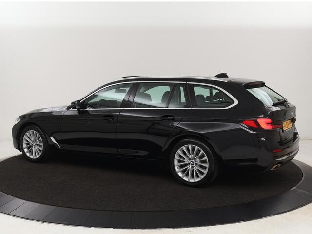 BMW 5-SERIE 530e Luxury Line | Panoramadak | Adaptive cruise | Leder | Massage | Head-Up | LaserLight | Carplay | Sfeerverlichting | Keyless | Navigatie | Achterbankverwarming | PHEV | Plug In