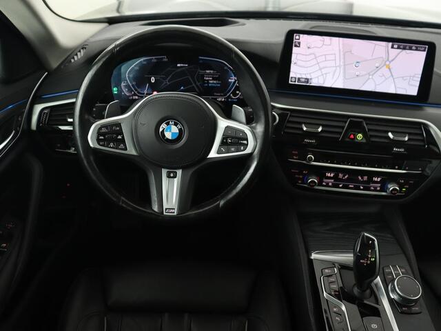 BMW 5-SERIE 530e Luxury Line | Panoramadak | Adaptive cruise | Leder | Massage | Head-Up | LaserLight | Carplay | Sfeerverlichting | Keyless | Navigatie | Achterbankverwarming | PHEV | Plug In