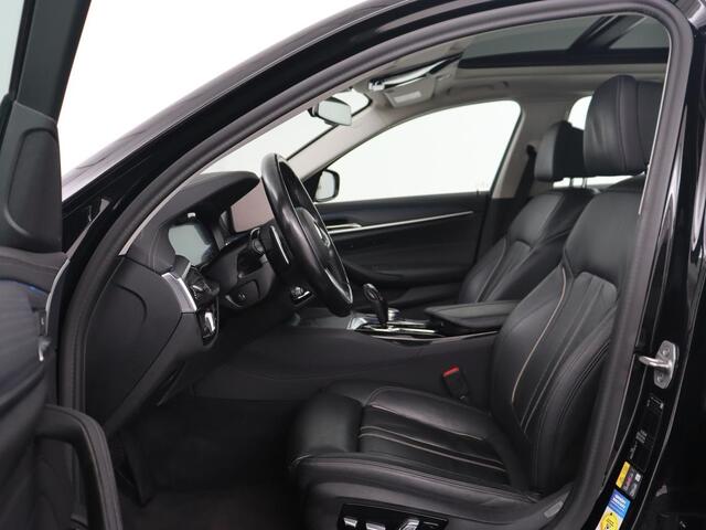 BMW 5-SERIE 530e Luxury Line | Panoramadak | Adaptive cruise | Leder | Massage | Head-Up | LaserLight | Carplay | Sfeerverlichting | Keyless | Navigatie | Achterbankverwarming | PHEV | Plug In