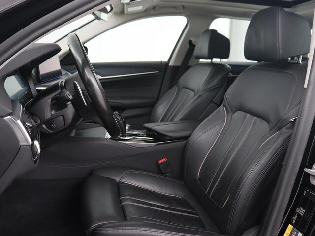 BMW 5-SERIE 530e Luxury Line | Panoramadak | Adaptive cruise | Leder | Massage | Head-Up | LaserLight | Carplay | Sfeerverlichting | Keyless | Navigatie | Achterbankverwarming | PHEV | Plug In