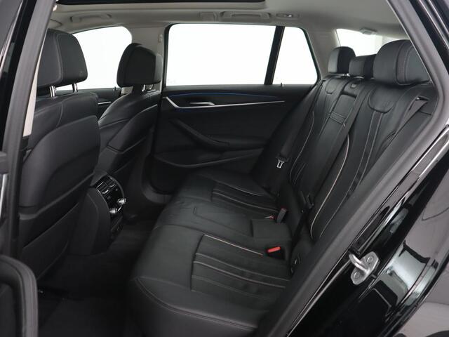 BMW 5-SERIE 530e Luxury Line | Panoramadak | Adaptive cruise | Leder | Massage | Head-Up | LaserLight | Carplay | Sfeerverlichting | Keyless | Navigatie | Achterbankverwarming | PHEV | Plug In