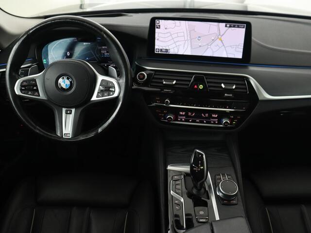 BMW 5-SERIE 530e Luxury Line | Panoramadak | Adaptive cruise | Leder | Massage | Head-Up | LaserLight | Carplay | Sfeerverlichting | Keyless | Navigatie | Achterbankverwarming | PHEV | Plug In