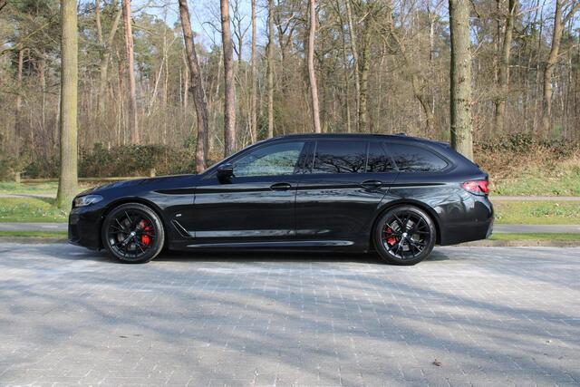 BMW 5-SERIE Touring 540i xDrive Touring M Sportpakket, Panoramadak, M leerstuurwiel, 4-zone, DAB, Grootlicht assistent, BMW Live Cockpit Professional, Adaptieve LED-koplamp, ect.