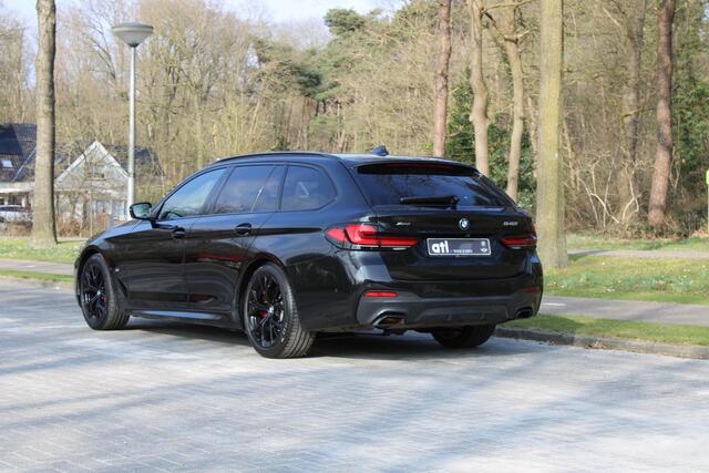 BMW 5-SERIE Touring 540i xDrive Touring M Sportpakket, Panoramadak, M leerstuurwiel, 4-zone, DAB, Grootlicht assistent, BMW Live Cockpit Professional, Adaptieve LED-koplamp, ect.