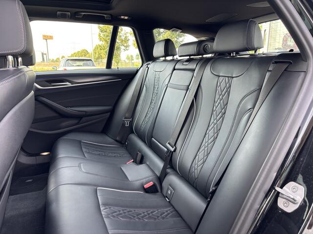 BMW 5-SERIE Touring 530i xDrive High Executive M Sport Automaat / Panoramadak / Trekhaak / Laserlight / Achteruitrijcamera / Head-Up / Comfort Access / Adaptief onderstel