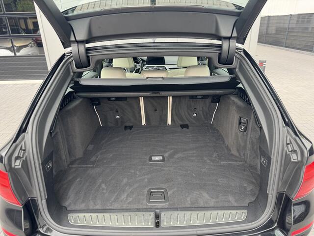 BMW 5-SERIE Touring 520i Luxury Line High Executive | Panorama | Driving Assistant | HUD | Trekhaak