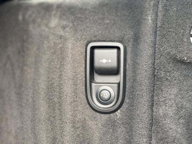 BMW 5-SERIE Touring 520i Luxury Line High Executive | Panorama | Driving Assistant | HUD | Trekhaak