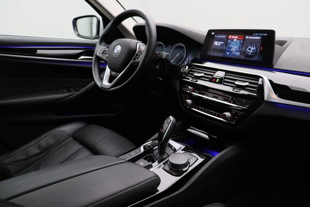 BMW 5-SERIE 530e iPerformance High Executive 2018 | Schuifkantel Dak | Stoel & Stuurverwarming | Stoel Verkoeling | Carplay | Lederen Memory Stoelen | Navigatie | Adaptive Cruise Control | Onderhoudshistorie