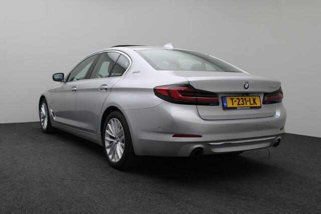 BMW 5-SERIE 530e iPerformance High Executive 2018 | Schuifkantel Dak | Stoel & Stuurverwarming | Stoel Verkoeling | Carplay | Lederen Memory Stoelen | Navigatie | Adaptive Cruise Control | Onderhoudshistorie