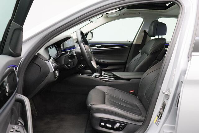 BMW 5-SERIE 530e iPerformance High Executive 2018 | Schuifkantel Dak | Stoel & Stuurverwarming | Stoel Verkoeling | Carplay | Lederen Memory Stoelen | Navigatie | Adaptive Cruise Control | Onderhoudshistorie
