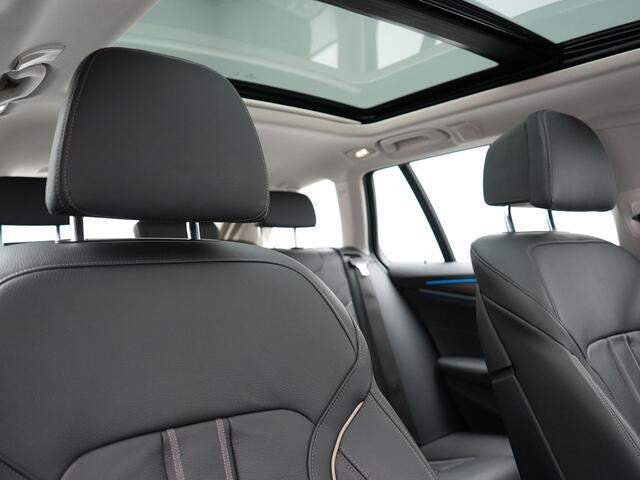 BMW 5-SERIE Touring 530e Luxury Line Plug In Hybrid 294pk Dealer O.H PHEV | Trekhaak Af Fabriek | Panodak | Camera | Lederen Sportstoelen Memory & Verwarmd | Apple Carplay | Cruise Control | Navigatie | Virtual | DAB |