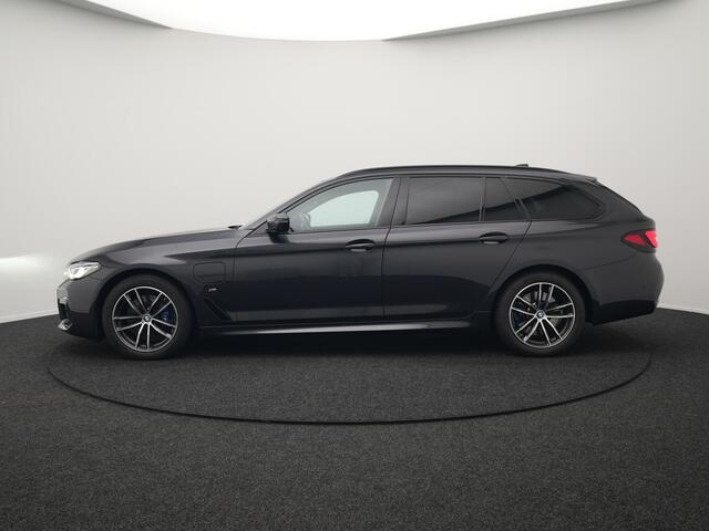 BMW 5-SERIE Touring 530e M Sport Plug In Hybrid 293pk Dealer O.H PHEV | Head Up | 360 Camera | Laser LED | Alcantara Sportstoelen Verwarmd | Blis | Apple Carplay | M Sportstuur | Navigatie | Virtual | DAB |