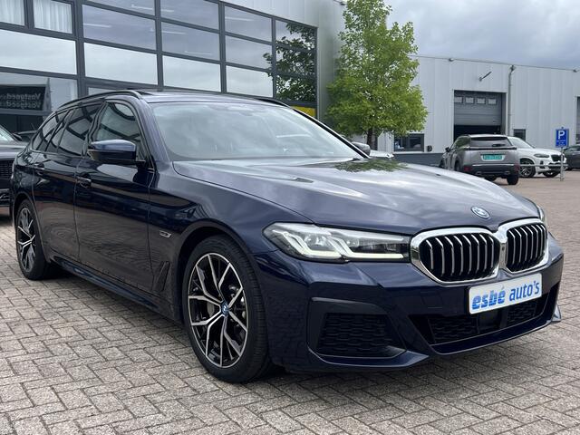 BMW 5-SERIE Touring 530e M-Sport Business Edition Plus Panoramadak Driving Ass Prof Keyless Rondzicht Camera Elek Stoelen Stoel + Stuurverwarming ACC DAB Head-Up Shadow Line BTW Tansanite Blauw Plug In Hybride 1e Eigenaar BTW Auto