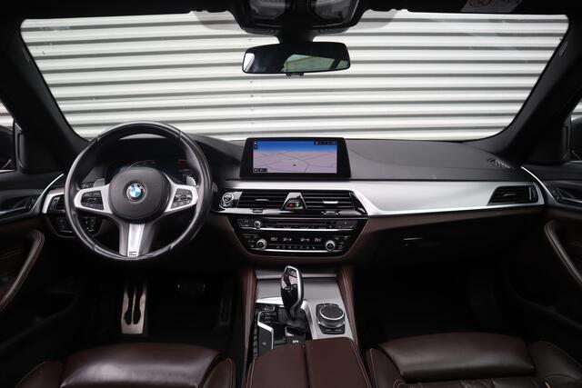 BMW 5-SERIE Touring 520i High Executive M-Sport Leder dashboard / Pano / Individual / Camera / 19inch