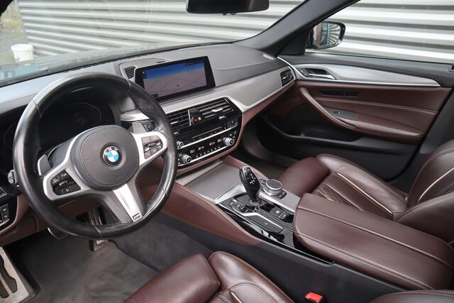 BMW 5-SERIE Touring 520i High Executive M-Sport Leder dashboard / Pano / Individual / Camera / 19inch