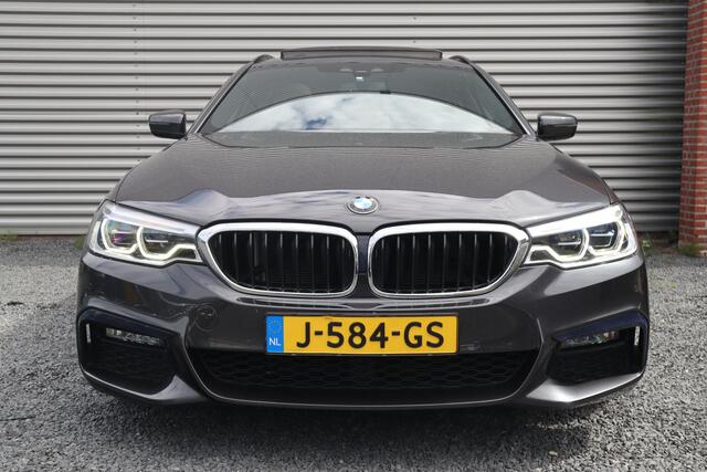 BMW 5-SERIE Touring 520i High Executive M-Sport Leder dashboard / Pano / Individual / Camera / 19inch
