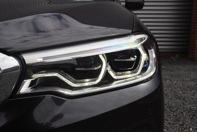 BMW 5-SERIE Touring 520i High Executive M-Sport Leder dashboard / Pano / Individual / Camera / 19inch