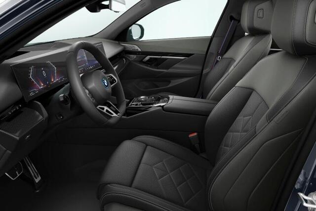 BMW 5-SERIE 550e xDrive M-Sport Pro / Bowers & Wilkins / Driving Assistant Professional / Stoelventilatie / Comfortstoelen / Head-up / Adaptief onderstel Professional / Stuurwielrand verwarming / Stoelverwarming voor & achter / Craftedclarity / Parking Assistant Prof