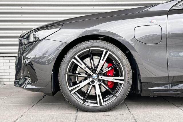 BMW 5-SERIE Sedan 530e M Sportpakket Pro / Innovation Pack / Travel Pack / Comfort Pack / Panoramadak / Trekhaak