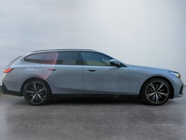 BMW 5-SERIE Touring 520dA M-SPORT ** LED, NAVi+, HuD, PANORAMA, 20-inch LMV, DRIV. ASS+ ** 1e EIG - Ex BMW AG - UNFALLFREI ** ** INFORMEER OOK NAAR ONZE AANTREKKELIJKE FINANCIAL-LEASE TARIEVEN **