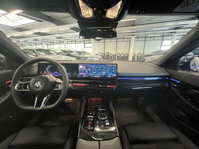 BMW 5-SERIE Touring 520dA M-SPORT ** LED, NAVi+, HuD, PANORAMA, 20-inch LMV, DRIV. ASS+ ** 1e EIG - Ex BMW AG - UNFALLFREI ** ** INFORMEER OOK NAAR ONZE AANTREKKELIJKE FINANCIAL-LEASE TARIEVEN **