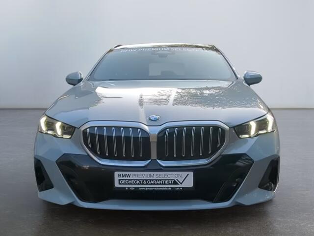 BMW 5-SERIE Touring 520dA M-SPORT ** LED, NAVi+, HuD, PANORAMA, 20-inch LMV, DRIV. ASS+ ** 1e EIG - Ex BMW AG - UNFALLFREI ** ** INFORMEER OOK NAAR ONZE AANTREKKELIJKE FINANCIAL-LEASE TARIEVEN **