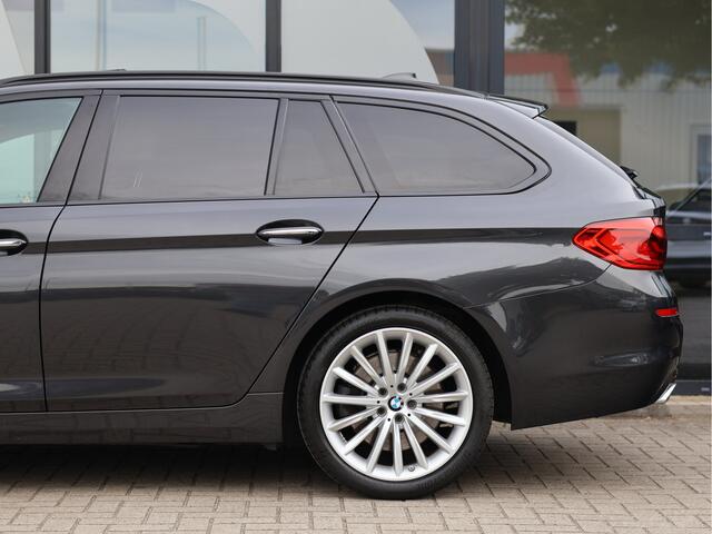BMW 5-SERIE Touring 540i xDrive 340 PK HE Luxury Line | Pano | Comfortstoelen | HUD | Leder | Sfeerverlichting |