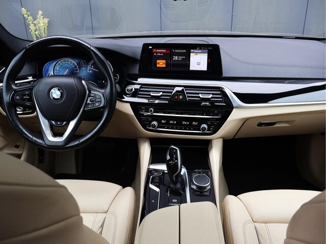 BMW 5-SERIE Touring 540i xDrive 340 PK HE Luxury Line | Pano | Comfortstoelen | HUD | Leder | Sfeerverlichting |