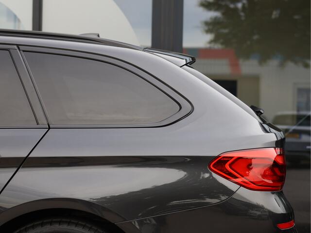 BMW 5-SERIE Touring 540i xDrive 340 PK HE Luxury Line | Pano | Comfortstoelen | HUD | Leder | Sfeerverlichting |