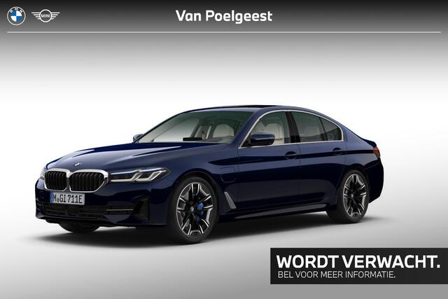 BMW 5-SERIE 545e xDrive High Executive M-Sport Adaptief Onderstel / Stuurwielrand Verwarming / Integrale Active Besturing / Achterklep Bediening Automatisch / Comfort Acces / Soft Close / Glazen Schuifdak / Stoelverwarming / Driving Assistant Prof / Laser Light / Hea