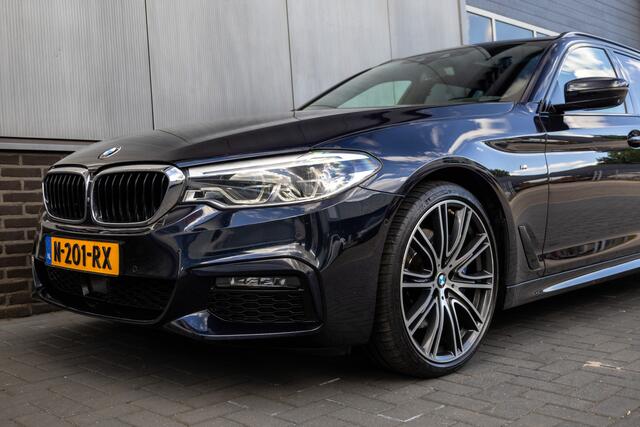 BMW 5-SERIE Touring 530d 266 pk xDrive High Executive M-Sportpakket / BTW-Auto/ Dealer.Ond/ Pano-Dak/ Leder/ Sport-Stoelen/ Head-Up/ Keyless/ 19'' LMV