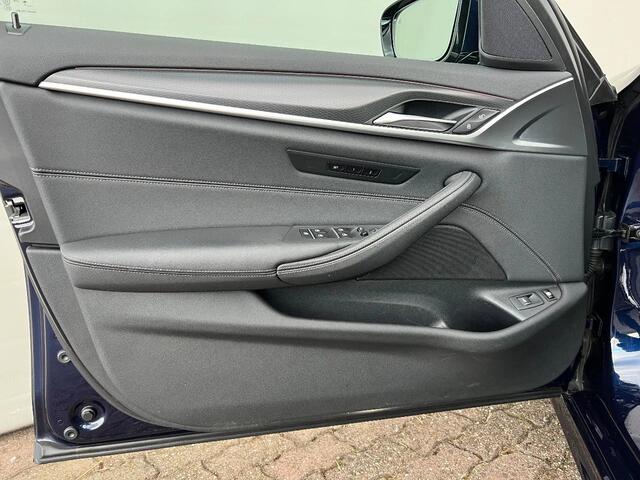 BMW 5-SERIE 530e PHEV | M Sport | Panoramadak | Sportstoelen | Nieuwstaat!