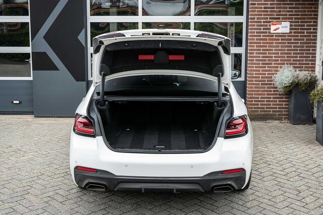 BMW 5-SERIE 530 530e xDrive High Executive | M-Sport | Shadow | Panorama | Laser | Leder | Camera | Trekhaak | 19' inch | Hifi |