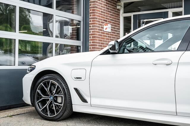 BMW 5-SERIE 530 530e xDrive High Executive | M-Sport | Shadow | Panorama | Laser | Leder | Camera | Trekhaak | 19' inch | Hifi |