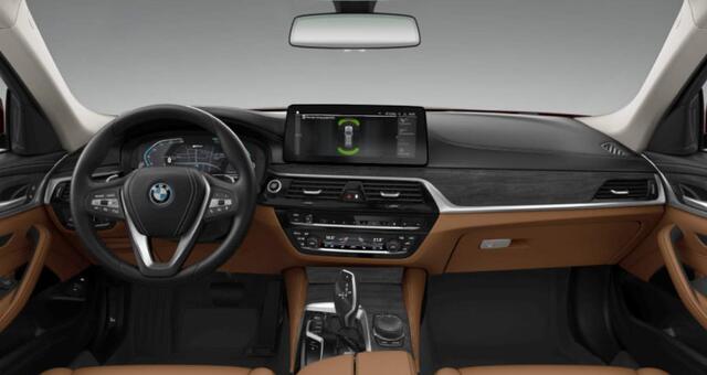 BMW 5-SERIE Touring 530e Business Edition Plus Luxury Line - Panoramadak - Comfort Access - Parking/Driving Assistant - Active protection - Active Cruise Control - Head up - Comfortstoelen - Elektrisch verwarmde voorstoelen -