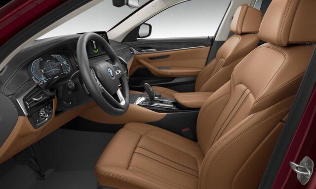 BMW 5-SERIE Touring 530e Business Edition Plus Luxury Line - Panoramadak - Comfort Access - Parking/Driving Assistant - Active protection - Active Cruise Control - Head up - Comfortstoelen - Elektrisch verwarmde voorstoelen -