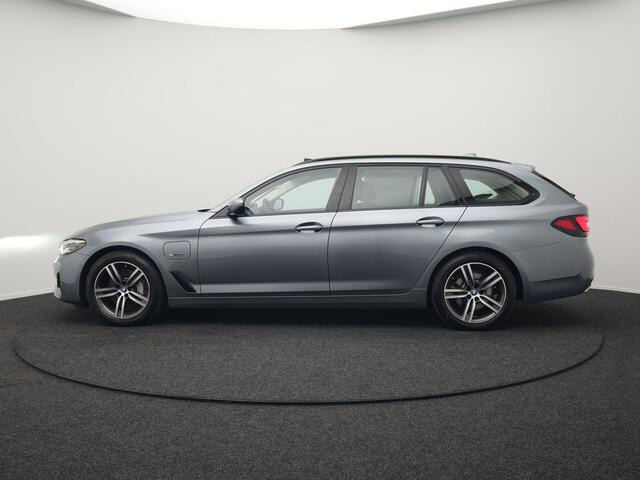 BMW 5-SERIE Touring 530e Executive Plug In Hybrid 293pk Dealer O.H PHEV | Panodak | Harman Kardon | Camera | Lederen Bekleding | Navi Pro | Apple Carplay | M Sportstuur | 18"L.M | Sfeerverlichting |