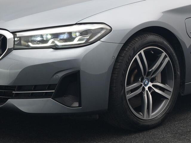 BMW 5-SERIE Touring 530e Executive Plug In Hybrid 293pk Dealer O.H PHEV | Panodak | Harman Kardon | Camera | Lederen Bekleding | Navi Pro | Apple Carplay | M Sportstuur | 18"L.M | Sfeerverlichting |