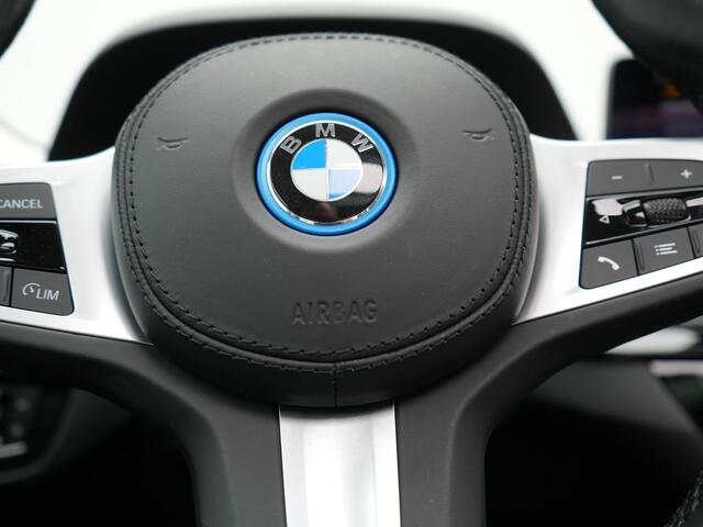 BMW 5-SERIE Touring 530e Executive Plug In Hybrid 293pk Dealer O.H PHEV | Panodak | Harman Kardon | Camera | Lederen Bekleding | Navi Pro | Apple Carplay | M Sportstuur | 18"L.M | Sfeerverlichting |