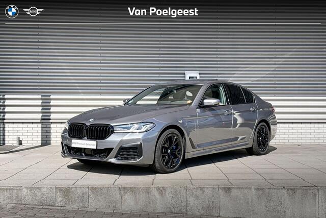 BMW 5-SERIE Sedan 530e xDrive M Sportpakket / Innovation Pack / Trekhaak / Schuif-/kanteldak / Soft-Close