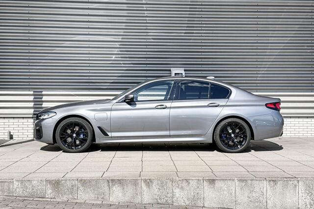 BMW 5-SERIE Sedan 530e xDrive M Sportpakket / Innovation Pack / Trekhaak / Schuif-/kanteldak / Soft-Close