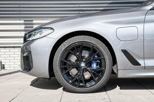 BMW 5-SERIE Sedan 530e xDrive M Sportpakket / Innovation Pack / Trekhaak / Schuif-/kanteldak / Soft-Close
