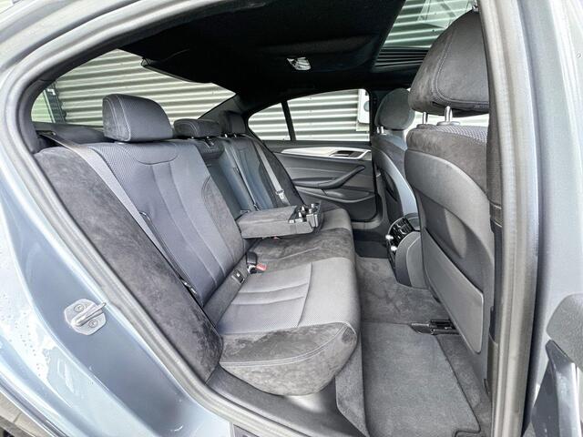 BMW 5-SERIE Sedan 530e xDrive M Sportpakket / Innovation Pack / Trekhaak / Schuif-/kanteldak / Soft-Close