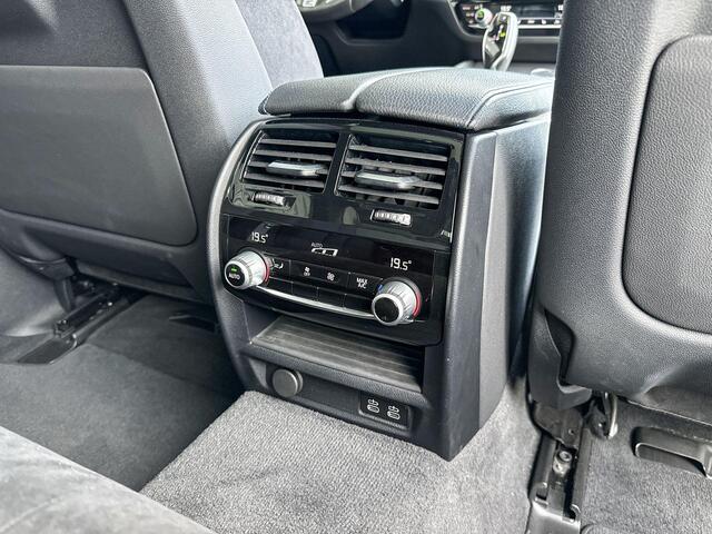 BMW 5-SERIE Sedan 530e xDrive M Sportpakket / Innovation Pack / Trekhaak / Schuif-/kanteldak / Soft-Close