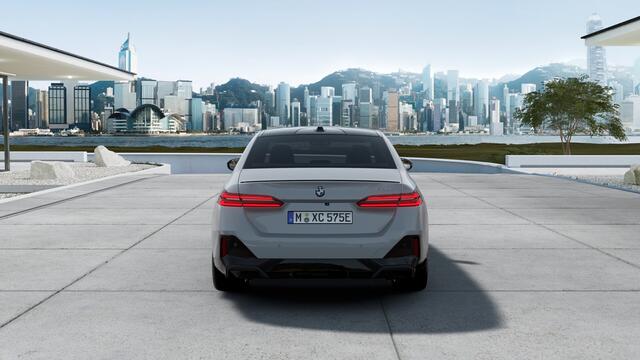 BMW 5-SERIE 530e M Sport Automaat / Panoramadak / Bowers & Wilkins / Adaptieve LED / Stoelventilatie / Parking Assistant Plus / Stoelventilatie / Comfort Access