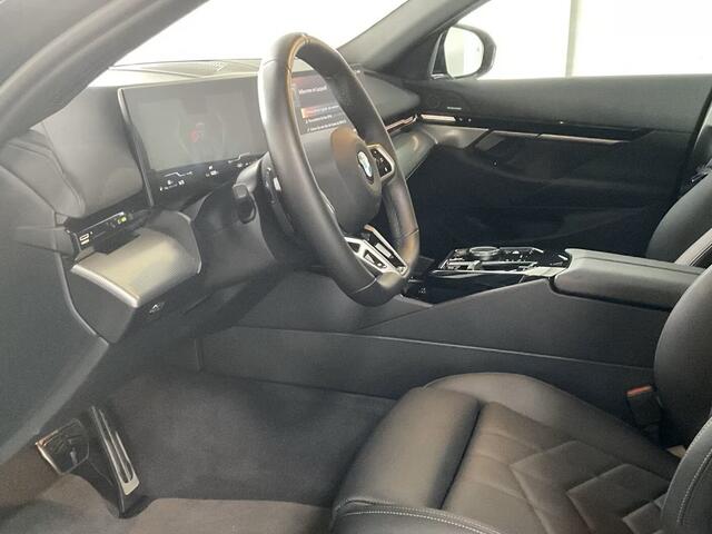 BMW 5-SERIE Touring 540d xDrive M-SPORT Pro ** LED, PANORAMA, LEDER, 20-inch LMV, ICONIC GLOW, TREKH ** Ex BMW - ¤ 26.800 onder NP ** ** INFORMEER OOK NAAR ONZE AANTREKKELIJKE FINANCIAL-LEASE TARIEVEN **