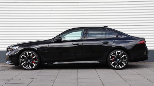 BMW 5-SERIE 550e xDrive M-Sport Pro | Bowers & Wilkins | Stoelventilatie | Panoramdak | Trekhaak | Carbon