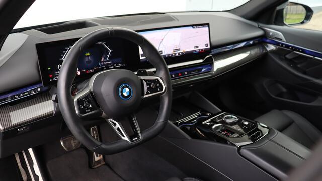 BMW 5-SERIE 550e xDrive M-Sport Pro | Bowers & Wilkins | Stoelventilatie | Panoramdak | Trekhaak | Carbon