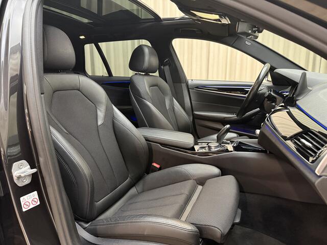 BMW 5-SERIE Touring 520i *Panodak* Sportline / Head-Up / Keyless / Adapt. Cruise / Elek. Trekhaak / Stuur-/Stoelverw. / 360 Camera / Navigatie / 18'' LMV