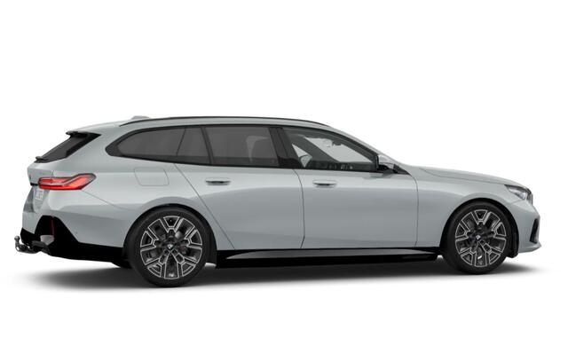 BMW 5-SERIE Touring 520i M-Sport Pano Trekh ACC 360 B&W HUD 21inch Stoelventilatie